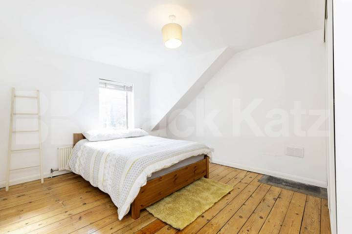 Top floor 1 bedroom with exposed brick and private roof terrace Hillfield Avenue, Crouch End / Hornsey